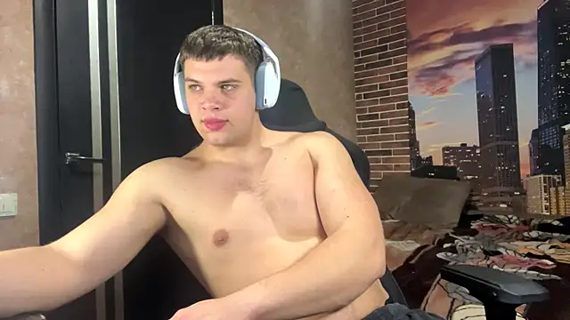 MusclePhantom online show from April 7, 8:10 pm