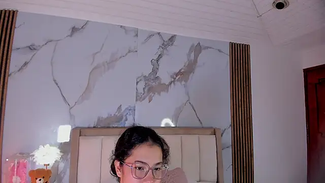 Snapshot of LunaRosse_ chatting on June 20, 10:20 am LunaRosse online show from June 20, 10:20 am