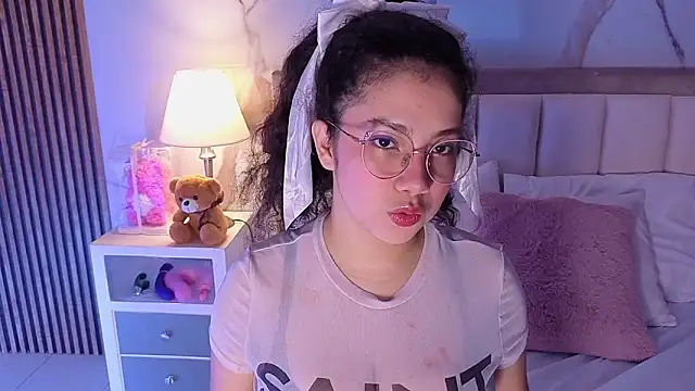 Snapshot of LunaRosse_ chatting on February 18, 12:01 pm LunaRosse online show from February 18, 12:01 pm