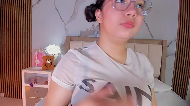 Snapshot of LunaRosse_ chatting on June 19, 11:27 am LunaRosse online show from June 19, 11:27 am