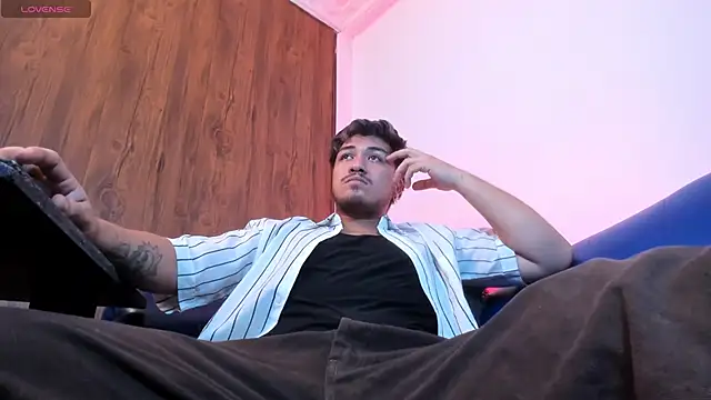 Snapshot of juanmechanic_ chatting on February 11, 6:57 am juanmechanic online show from February 11, 6:57 am