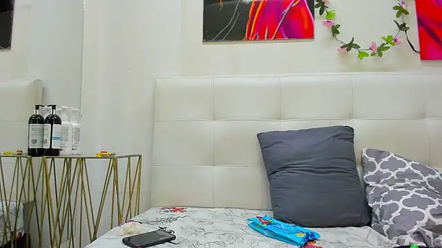 Snapshot of Lucia78couple chatting on December 4, 8:30 pm Lucia78couple online show from December 4, 8:30 pm