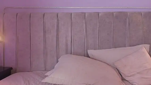 Snapshot of Larra_Scott_ chatting on September 28, 8:10 am Larra Scott online show from September 28, 8:10 am