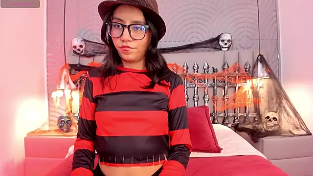 eviegothel  online show from October 31, 8:27 pm