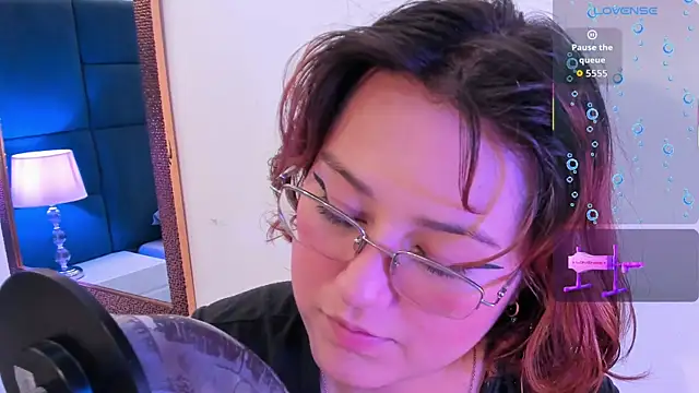 isa grey  online show from November 9, 3:32 am