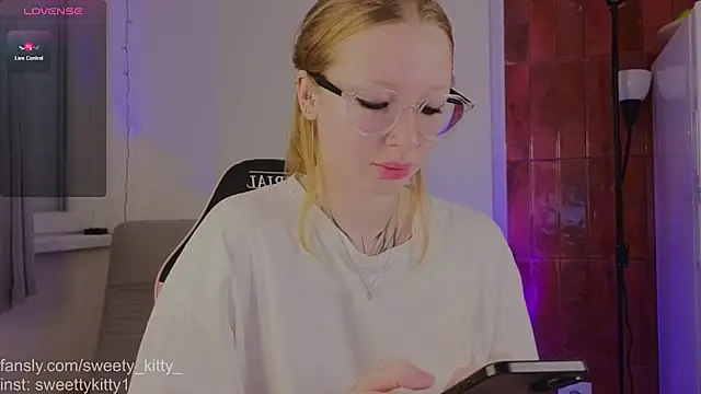 sweettykitty online show from March 29, 2:30 pm