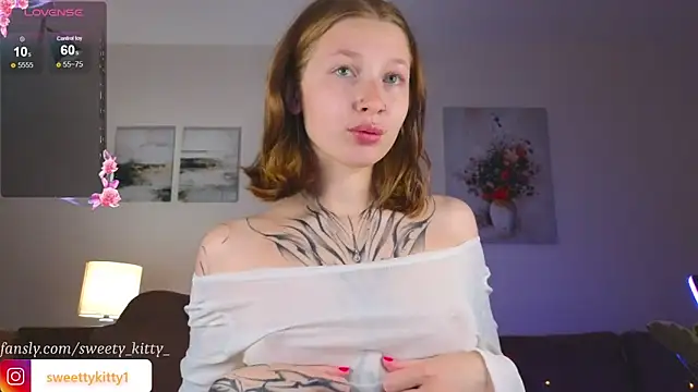 Snapshot of sweettykitty chatting on October 17, 12:29 pm sweettykitty online show from October 17, 12:29 pm