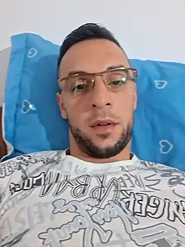 Snapshot of Necunoscutul001 chatting on October 9, 5:52 am Necunoscutul001 online show from October 9, 5:52 am