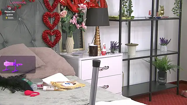 Snapshot of LolaButtie chatting on February 27, 7:08 am LolaButtie online show from February 27, 7:08 am