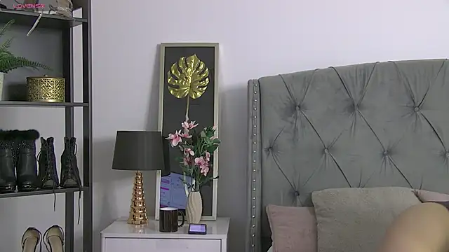 Snapshot of LolaButtie chatting on January 18, 7:23 am LolaButtie online show from January 18, 7:23 am