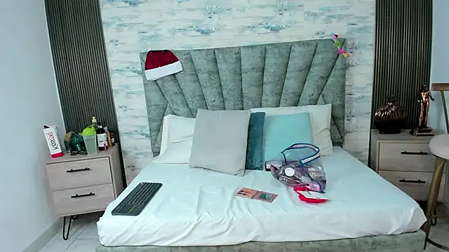 ShanelEvans online show from December 4, 6:29 pm