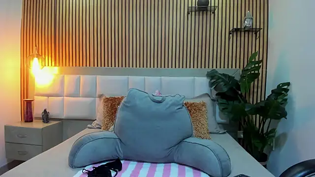 Snapshot of KattyBonnie chatting on October 1, 8:13 pm KattyBonnie online show from October 1, 8:13 pm