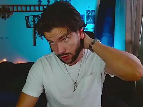 Snapshot of cortelioni_massimo_ chatting on October 25, 8:31 pm cortelioni massimo online show from October 25, 8:31 pm