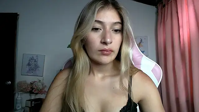Snapshot of SophiaaLee chatting on May 8, 8:34 pm SophiaaLee online show from May 8, 8:34 pm