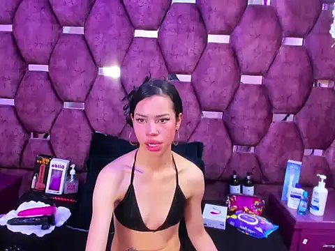 Nanis James online show from March 27, 3:15 am