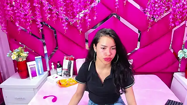 Nanis James online show from December 14, 4:08 am