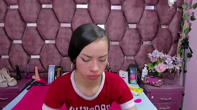 Nanis James online show from May 10, 3:10 am