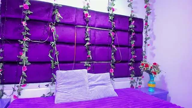 Nanis James online show from April 19, 2:56 am