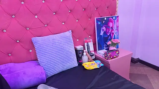 Nanis James online show from October 5, 2:57 am