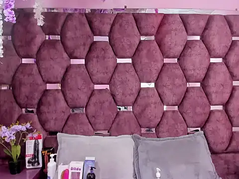 Nanis James online show from February 25, 2:45 am