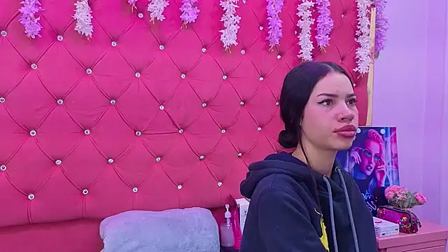 Nanis James online show from November 8, 3:10 am