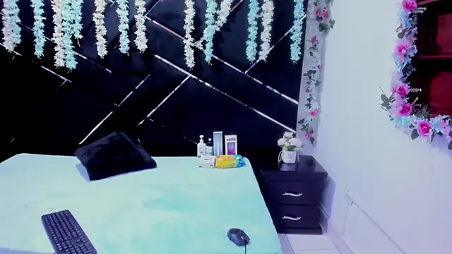 Nanis James online show from February 12, 3:17 am