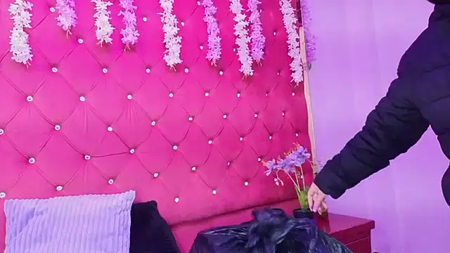 Nanis James online show from January 11, 3:24 am