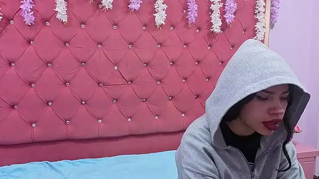 Nanis James online show from November 11, 2:39 am