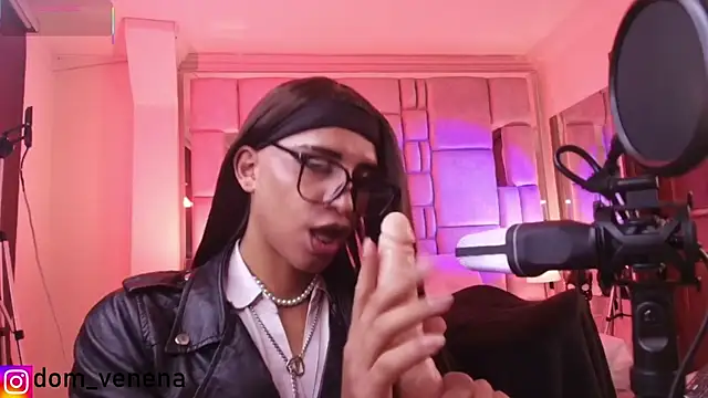 Snapshot of Dom_venena chatting on February 24, 7:48 pm Dom venena online show from February 24, 7:48 pm