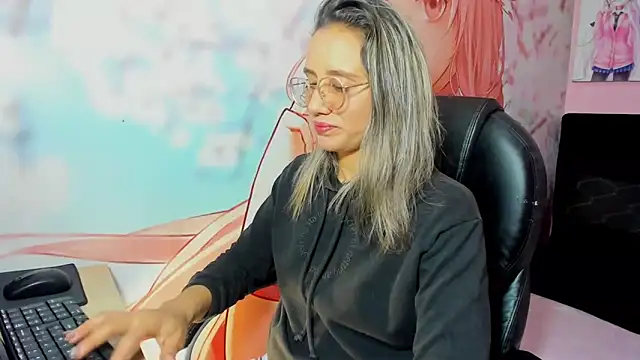 Snapshot of StarletTays chatting on December 1, 12:44 am StarletTays online show from December 1, 12:44 am