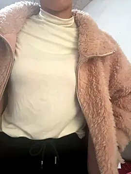 Snapshot of crhong666 chatting on December 2, 12:22 am crhong666 online show from December 2, 12:22 am