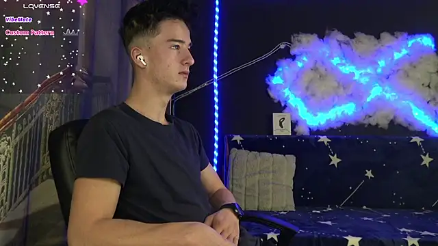 Snapshot of SirReed chatting on December 1, 4:02 am SirReed online show from December 1, 4:02 am