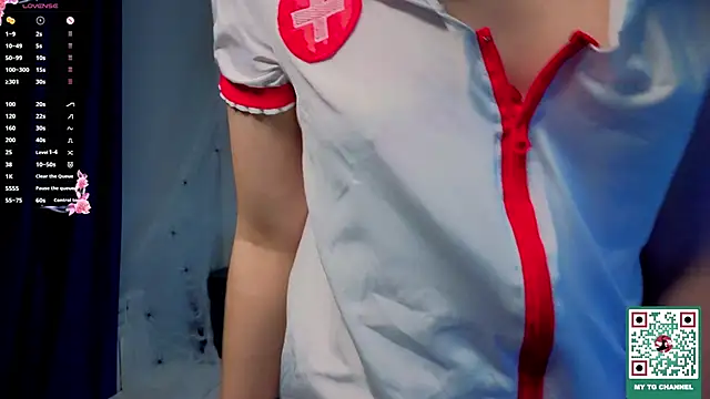 Snapshot of Honeey_Beee chatting on October 30, 4:26 pm Honeey Beee online show from October 30, 4:26 pm