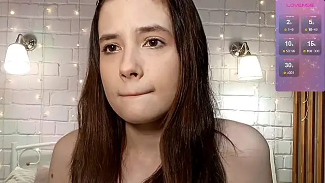 Snapshot of Honeey_Beee chatting on December 14, 4:23 pm Honeey Beee online show from December 14, 4:23 pm