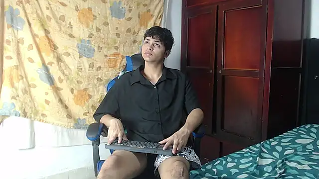 Snapshot of alice_julls chatting on May 27, 6:37 pm alice julls online show from May 27, 6:37 pm