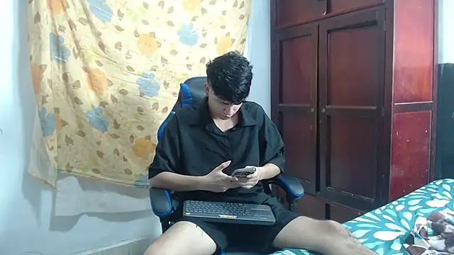 Snapshot of alice_julls chatting on June 6, 3:28 pm alice julls online show from June 6, 3:28 pm