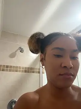 LuckyKhloe online show from May 5, 7:17 pm
