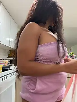Snapshot of LuckyKhloe chatting on October 6, 1:56 pm LuckyKhloe online show from October 6, 1:56 pm