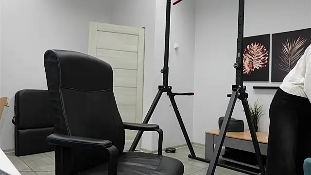 Laura Chaplin online show from November 10, 5:29 pm