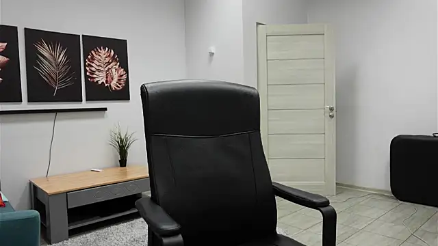 Laura Chaplin online show from November 6, 5:39 pm