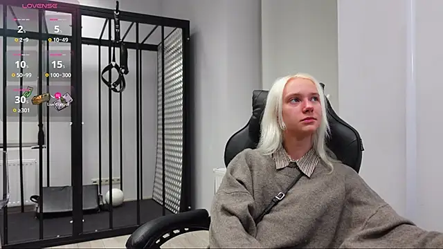 Laura Chaplin online show from November 12, 5:39 pm