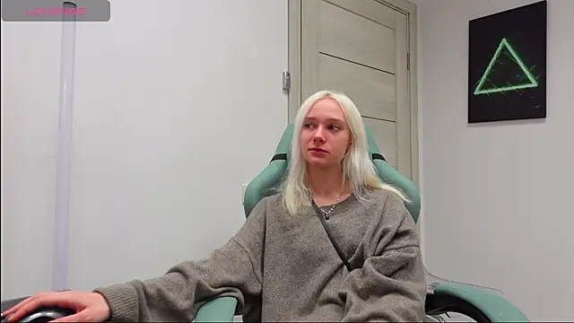 Snapshot of Laura_Chaplin chatting on September 28, 5:47 am Laura Chaplin online show from September 28, 5:47 am