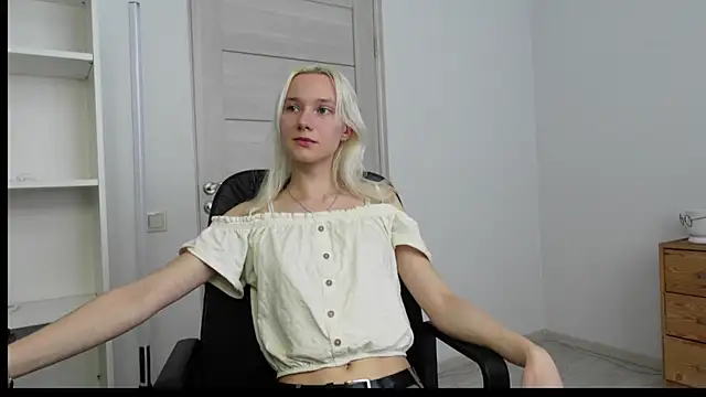 Snapshot of Laura_Chaplin chatting on September 14, 12:27 pm Laura Chaplin online show from September 14, 12:27 pm