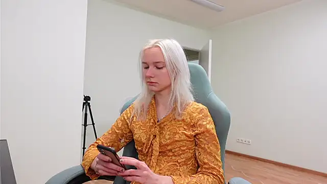 Laura Chaplin online show from November 23, 6:45 am