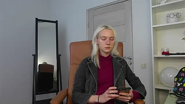 Snapshot of Laura_Chaplin chatting on October 12, 12:39 pm Laura Chaplin online show from October 12, 12:39 pm