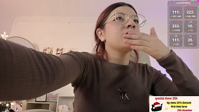 Snapshot of emily_uwu0 chatting on December 16, 1:43 am emily uwu0 online show from December 16, 1:43 am