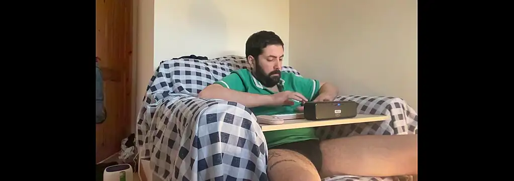 Snapshot of Big_Bi_Cub chatting on November 15, 11:47 am Big Bi Cub online show from November 15, 11:47 am