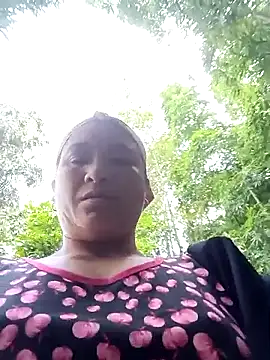 Snapshot of Love-Mama33 chatting on November 15, 12:58 am Love-Mama33 online show from November 15, 12:58 am