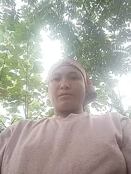 Snapshot of Love-Mama33 chatting on October 25, 1:05 am Love-Mama33 online show from October 25, 1:05 am