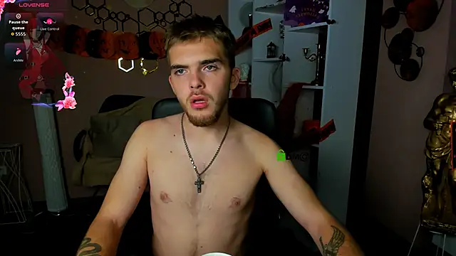 Snapshot of aron_black_ chatting on October 31, 9:43 pm aron black online show from October 31, 9:43 pm